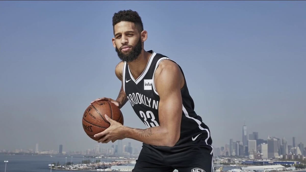 10.24_allen crabbe posing pic