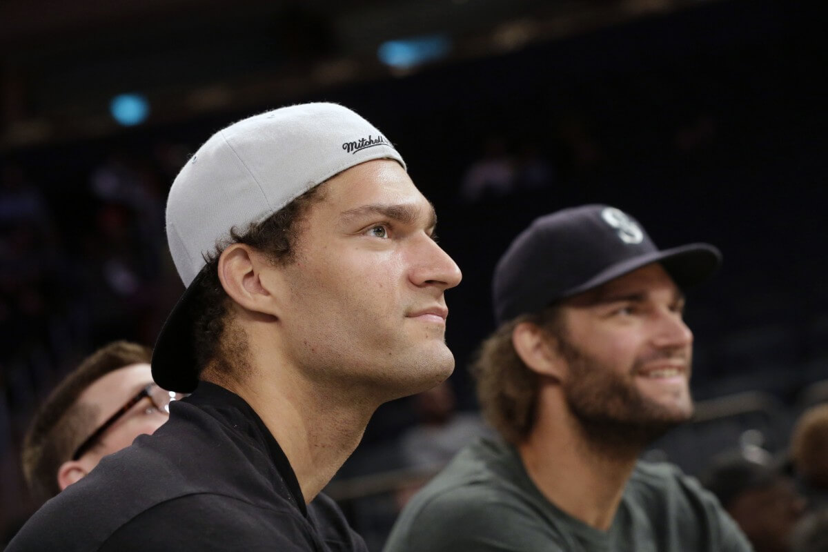 Brook & Robin Lopez, taking in a New York Liberty WNBA playoff game earlier this week. (AP)