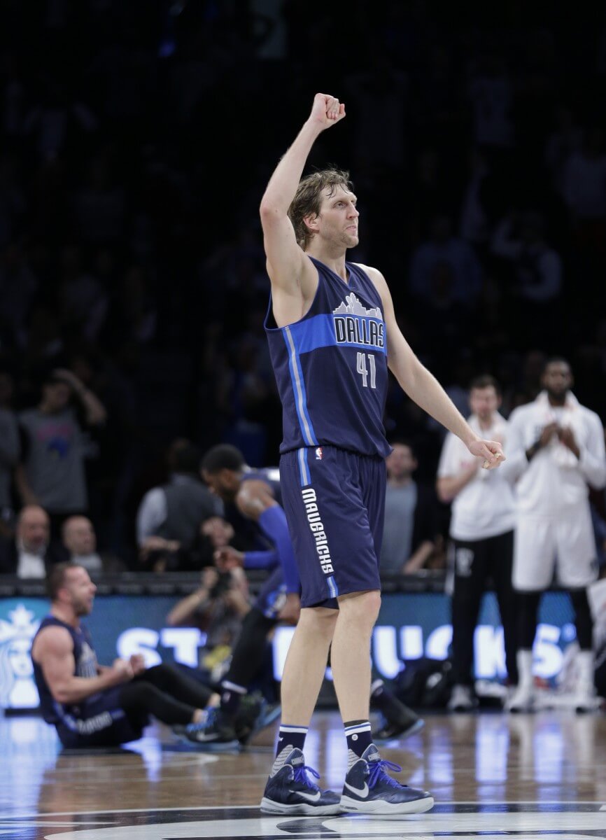 Dirk Nowitzki & the Dallas Mavericks emerged victorious Wednesday night. (AP)