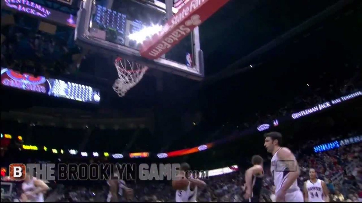 Brook Lopez dunks on Zaza Pachulia (VIDEO)
