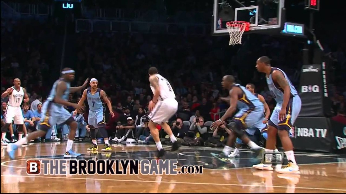 Deron Williams puts Quincy Pondexter on skates with a dirty crossover (VIDEO)
