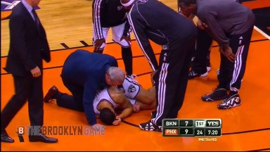 Deron Williams sprains left ankle