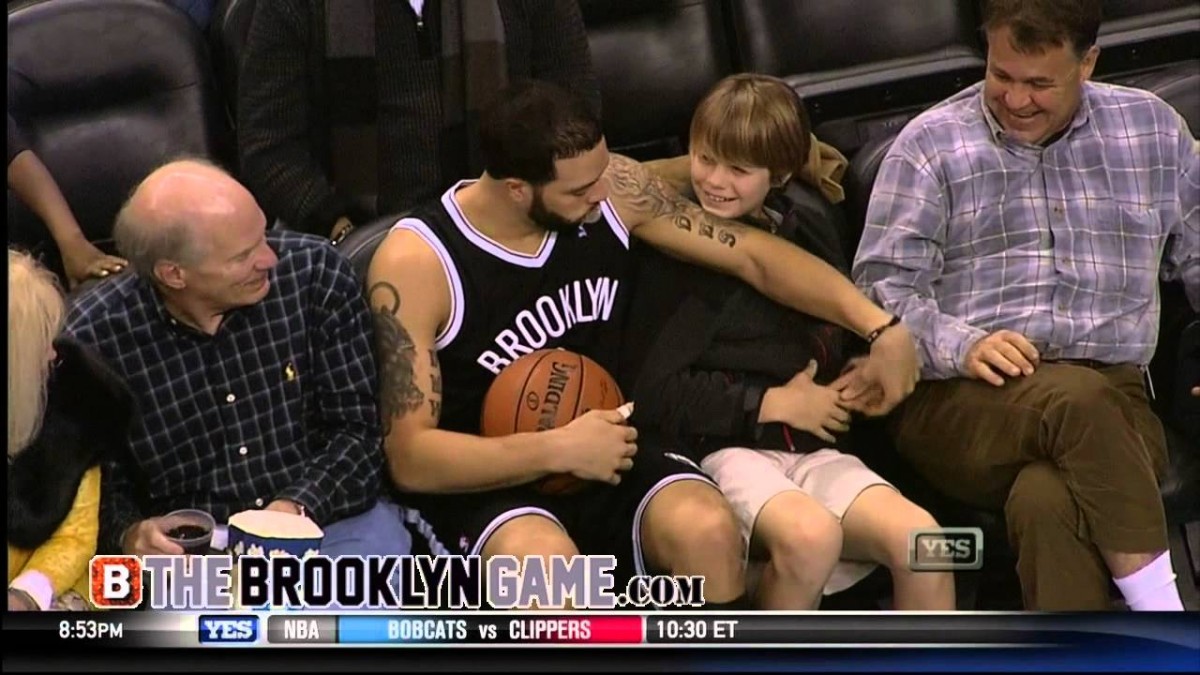 Deron Williams Tried To Steal Something From A Child In The Middle Of A Game