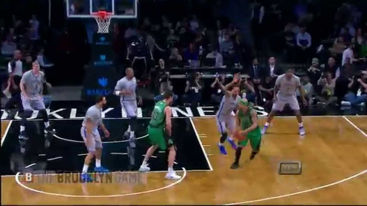 HIGHLIGHT: Deron Williams continues steals streak, Mason Plumlee slams it home