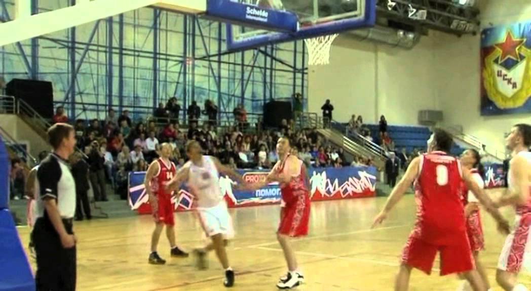 Mikhail Prokhorov plays basketball for charity
