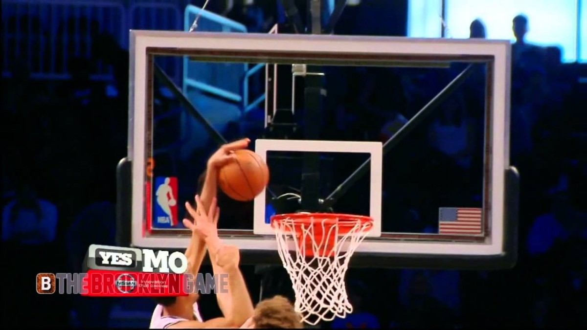 Shaun Livingston posterizes Robin Lopez with lefty slam