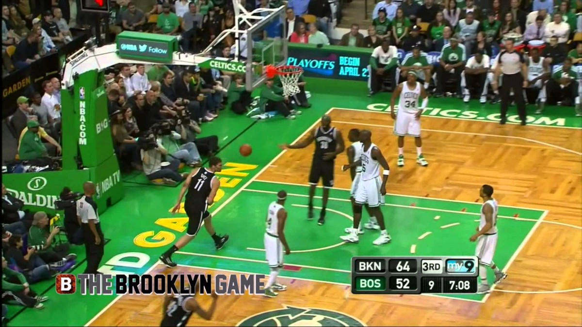 Video: Brook Lopez dunks left-handed