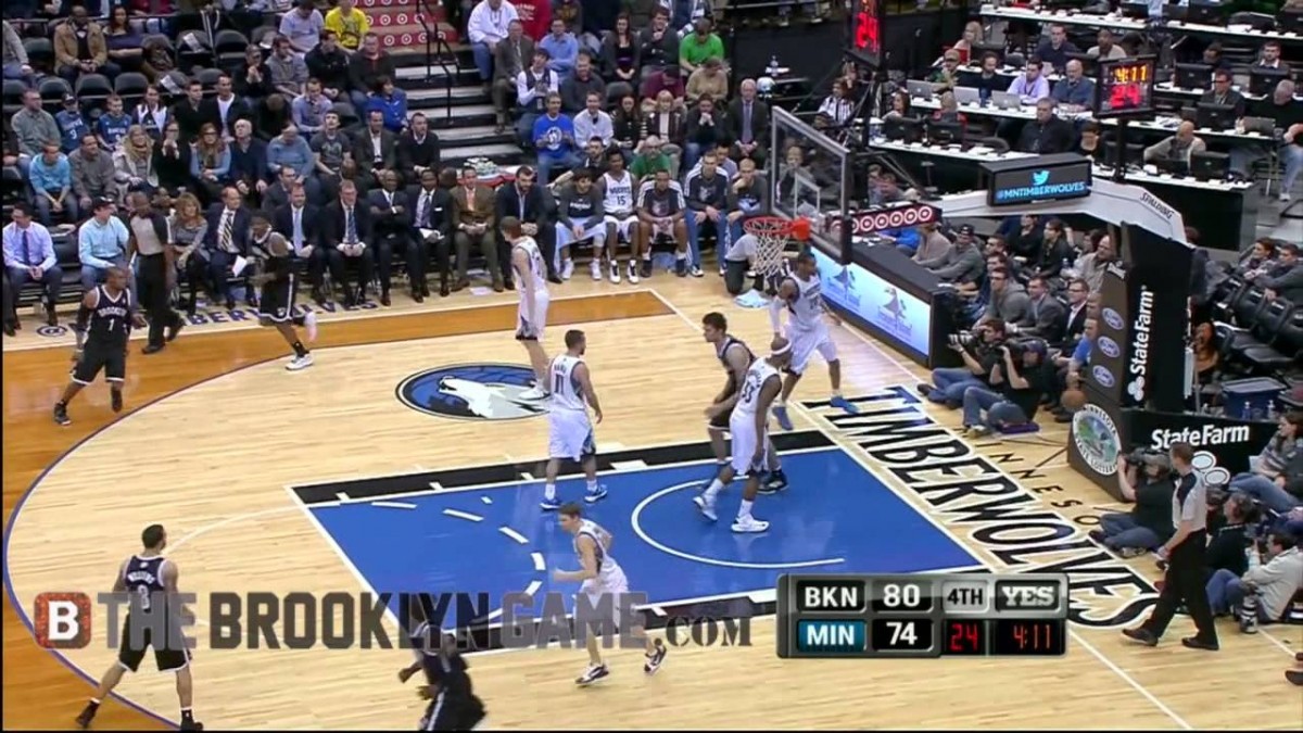 Video: Brook Lopez’s left-handed slam