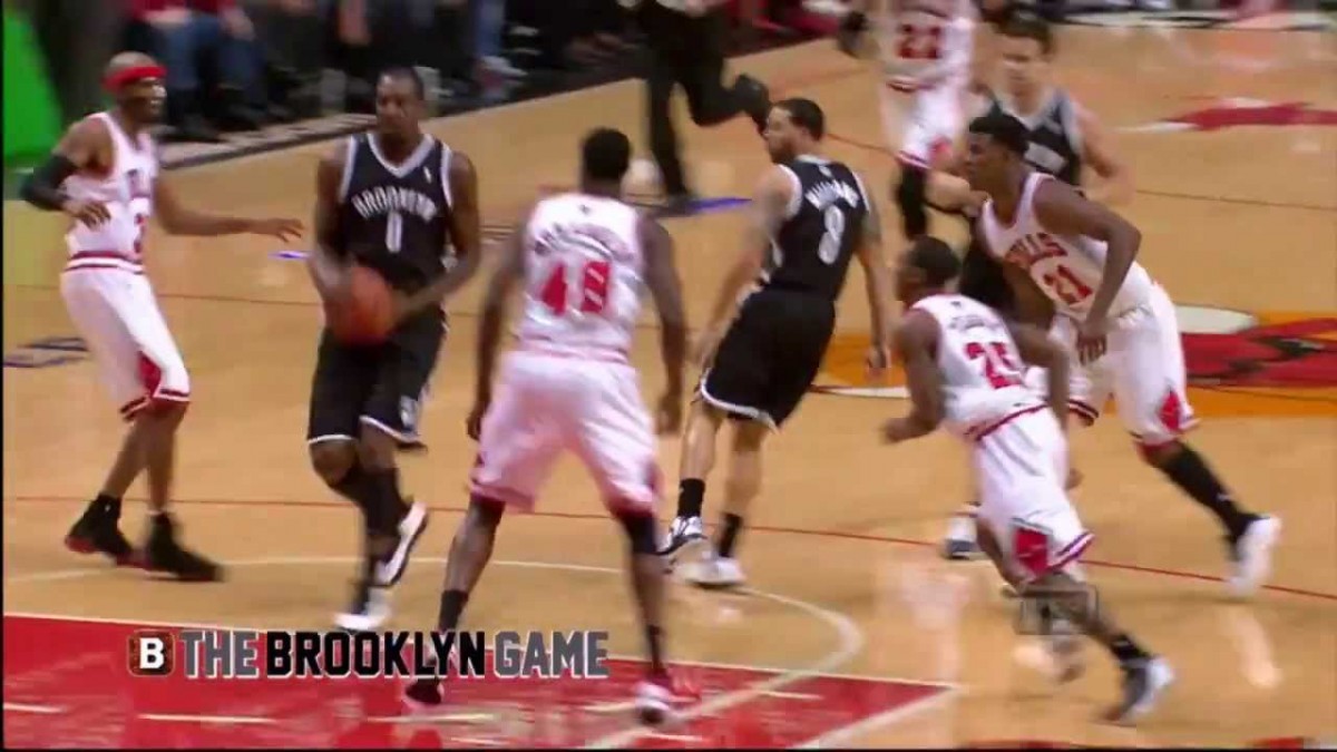 Video: Deron Williams no-look shovel pass to Andray Blatche