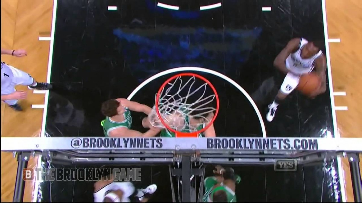 VIDEO: Paul Pierce nifty pass to Blatche for layup