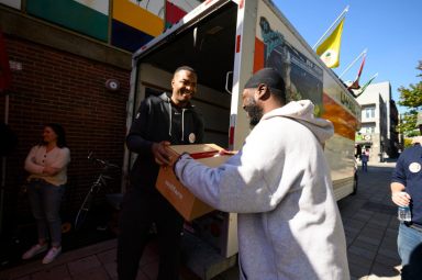 Brooklyn-Nets-player-TJ-Warren-distributes-EAT-MOVE-BETTER-BOXES-in-Bushwick-photo-credit-Mike-Lawrence-1200×798-1